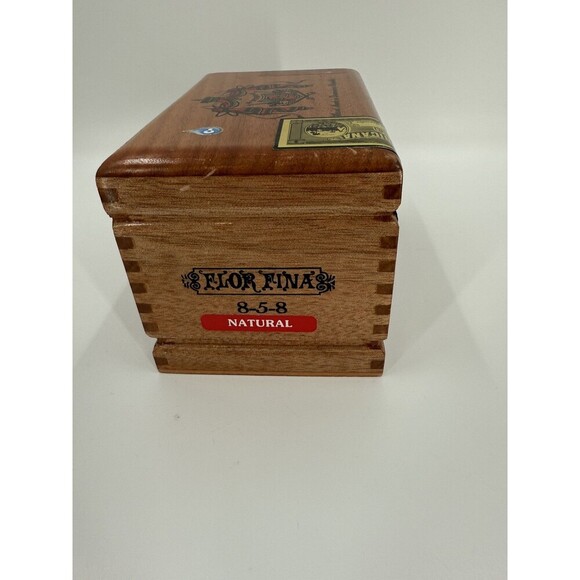 Vintage ARTURO FUENTE FLOR FINA  WOODEN CIGAR BOX 7" X 4.25" X 4.25" - Picture 5 of 11